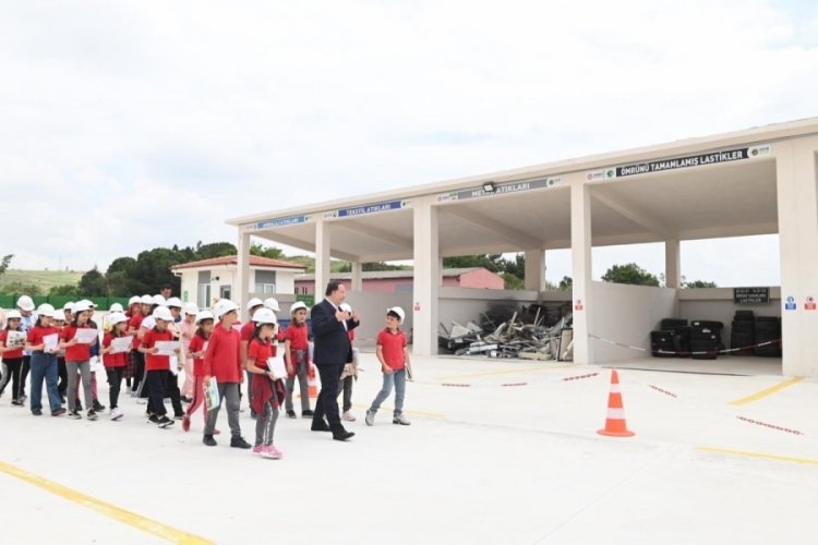 Balıkesir Karesi'de tonlarca atık geri d&ouml;n&uuml;ş&uuml;m i&ccedil;in toplandı