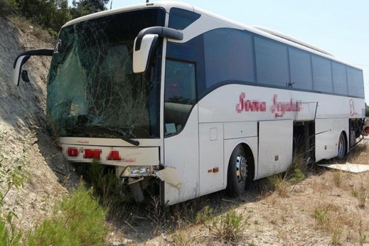 Yolcu otob&uuml;s&uuml; şarampole d&uuml;şt&uuml;! Yaralılar var