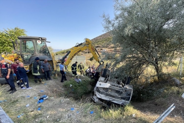 Isparta'da ticari ara&ccedil;la &ccedil;arpışan midib&uuml;s şarampole devrildi