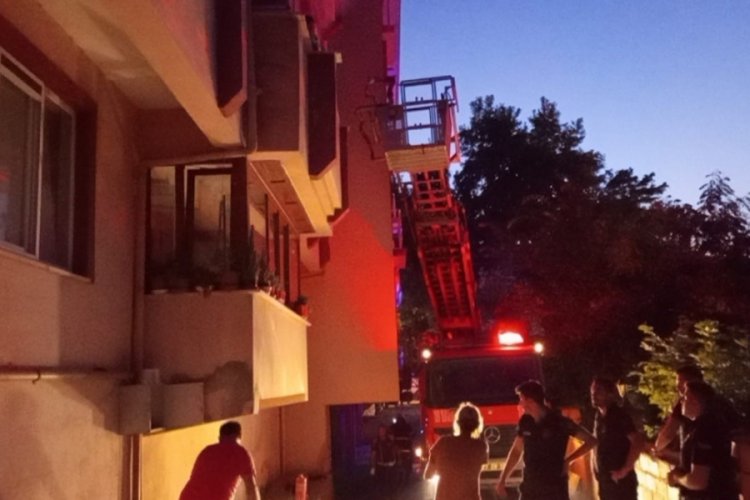 Zonguldak'ta bir evde kombi bomba gibi patladı