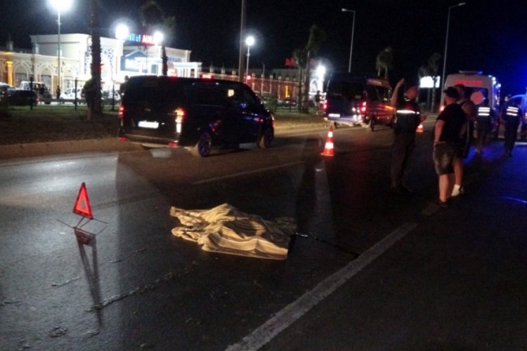 Antalya'da tur midib&uuml;s&uuml; yaya ge&ccedil;idindeki turistlerin arasına daldı: 2 &ouml;l&uuml;
