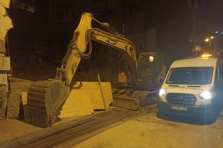 İstanbul'da inşaat temeli kazılırken hasar g&ouml;ren bina boşaltıldı