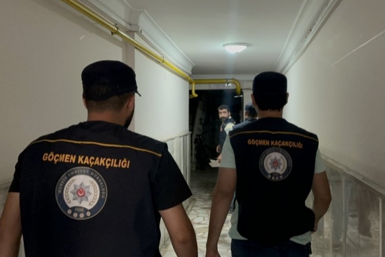 Mersin merkezli 5 ilde g&ouml;&ccedil;men ka&ccedil;ak&ccedil;ılığı operasyonu: 15 g&ouml;zaltı kararı