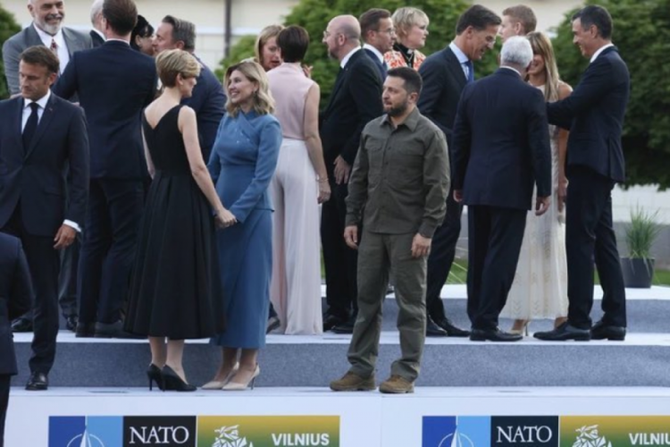 Zelenski'nin NATO zirvesinde &ccedil;ekildiği fotoğraf sosyal medyada g&uuml;ndem oldu