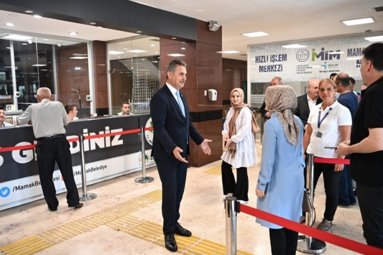 Mamak Belediye Başkanı K&ouml;se vatandaşları belediye binasının kapısında karşılıyor