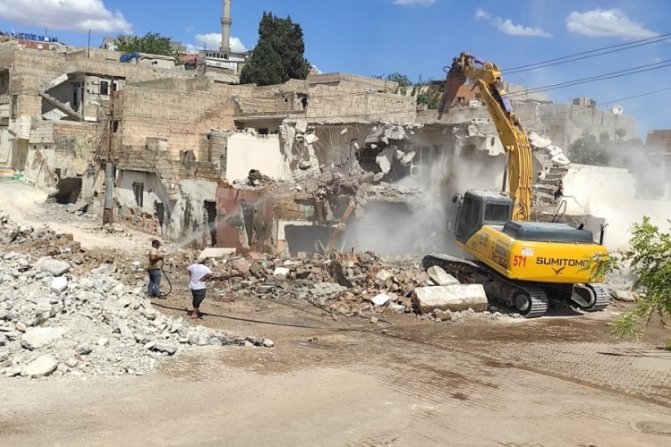 Sel felaketi sonrası Şanlıurfa'da dere kenarındaki yapıların yıkımı s&uuml;r&uuml;yor