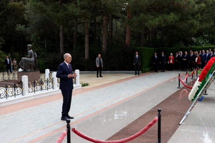Kurtulmuş, Haydar Aliyev'in Anıt Mezarı'na &ccedil;elenk bırakıp T&uuml;rk Şehitliğini ziyaret etti