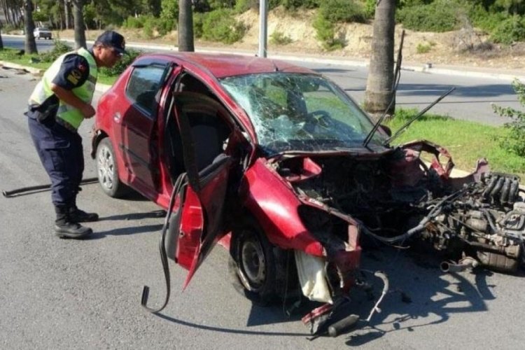 Antalya'da palmiyeye &ccedil;arpan otomobilin motoru g&ouml;vdesinden ayrıldı