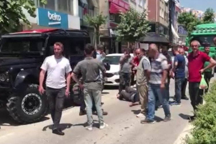 Hafif ticari aracın &ccedil;arptığı motosiklet s&uuml;r&uuml;c&uuml;s&uuml; yaralandı