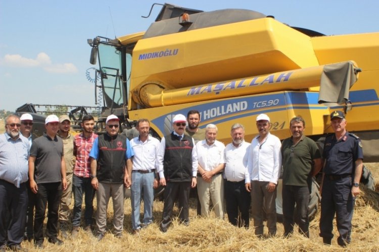 Uşak Valisi Dr. Turan Erg&uuml;n buğday hasadı programına katıldı