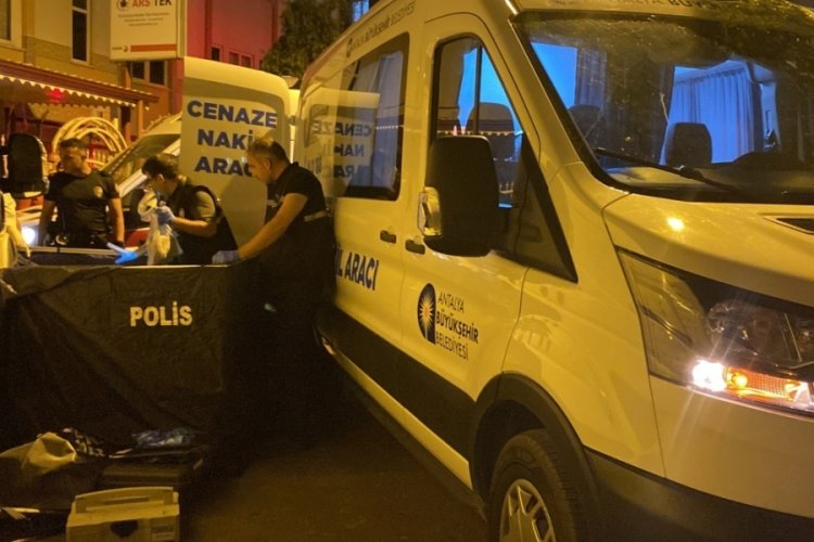 Antalya'da annesini ziyaretten d&ouml;nerken minib&uuml;s&uuml;n altında kalan kadın hayatını kaybetti