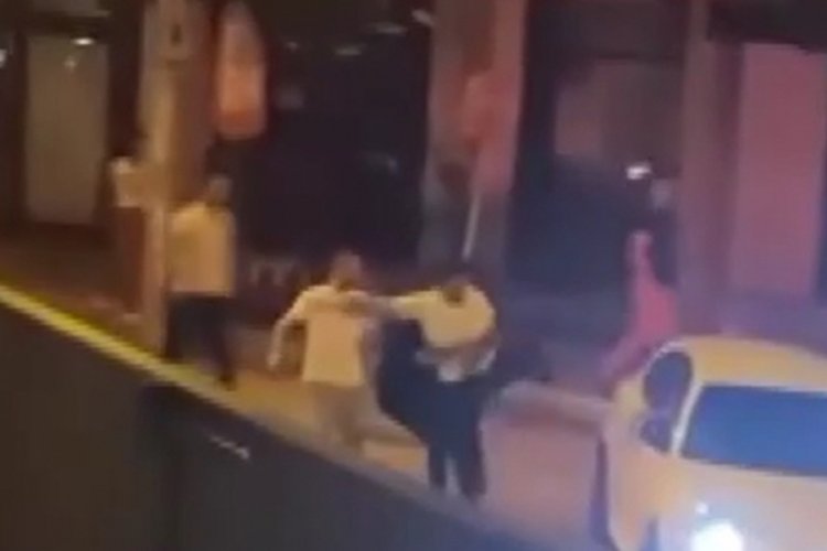 Ankara'da sokak ortasında kavga: Tekme tokat birbirlerine girdiler