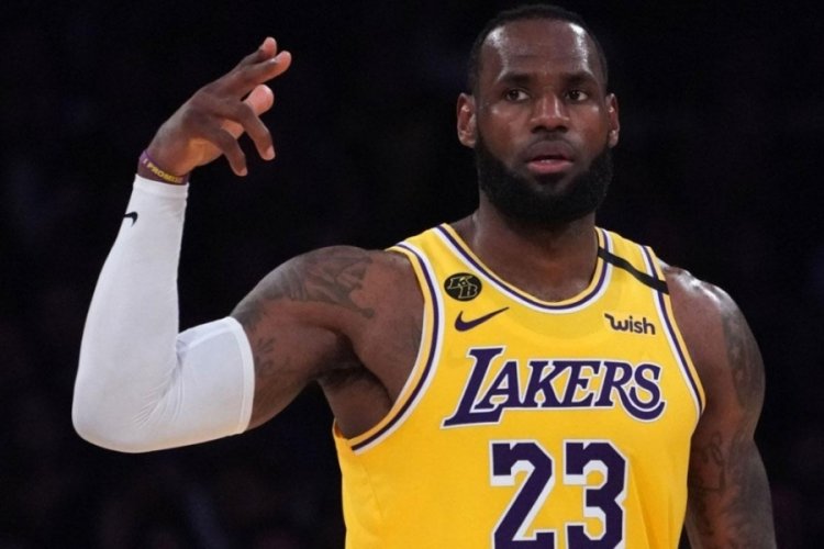 LeBron James profesyonel kariyerini s&uuml;rd&uuml;receğini a&ccedil;ıkladı