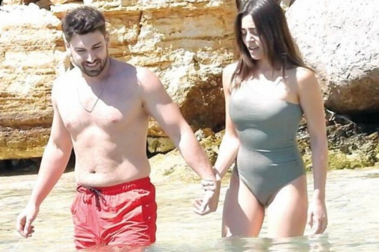 Alp Navruz ve Sıla T&uuml;rkoğlu el ele denize girdi