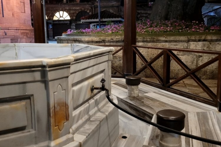 Bursa'nın tarihi camilerden su alarak iş yeri temizliği yapan işletmelere b&uuml;y&uuml;k tepki!