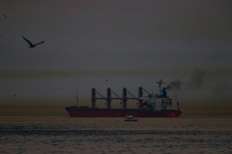 İstanbul Boğazı'nın &uuml;zerinde kahverengi toz bulutu oluştu