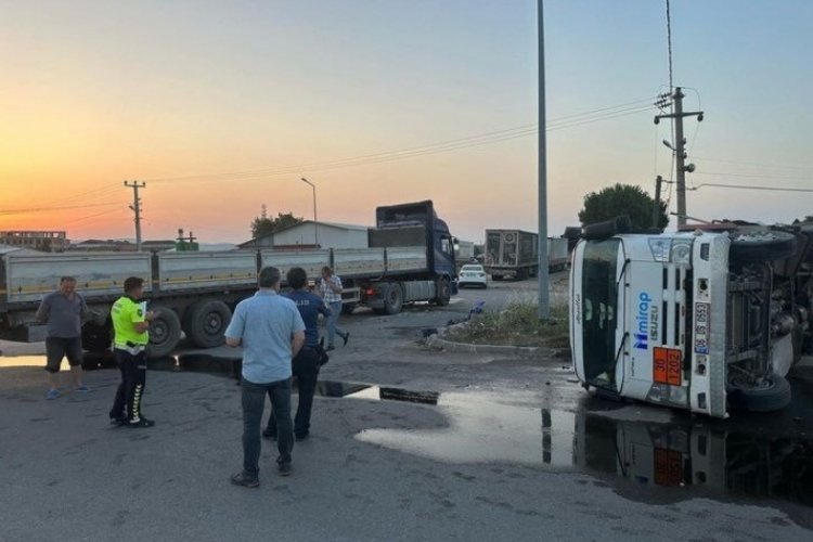 Balıkesir G&ouml;nen'de mazot y&uuml;kl&uuml; tanker ile tır &ccedil;arpıştı: 2 yaralı