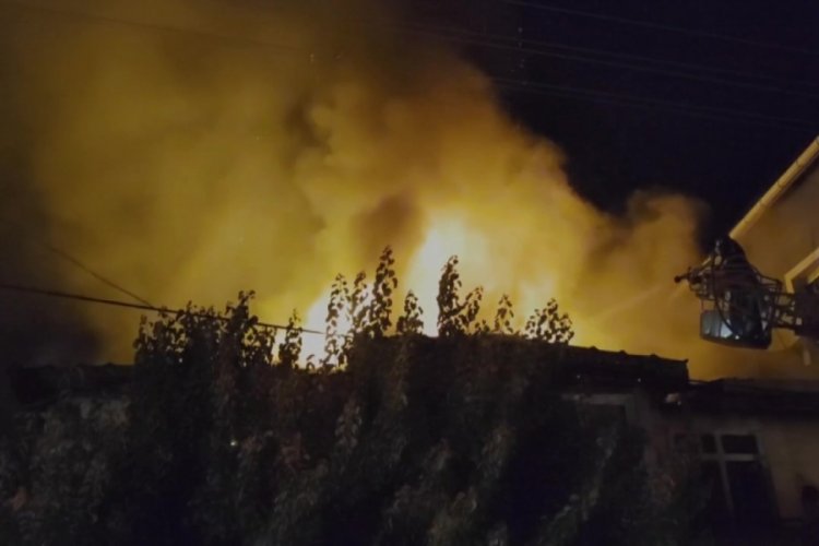 Amasya Suluova'da iki katlı ev alev alev yandı
