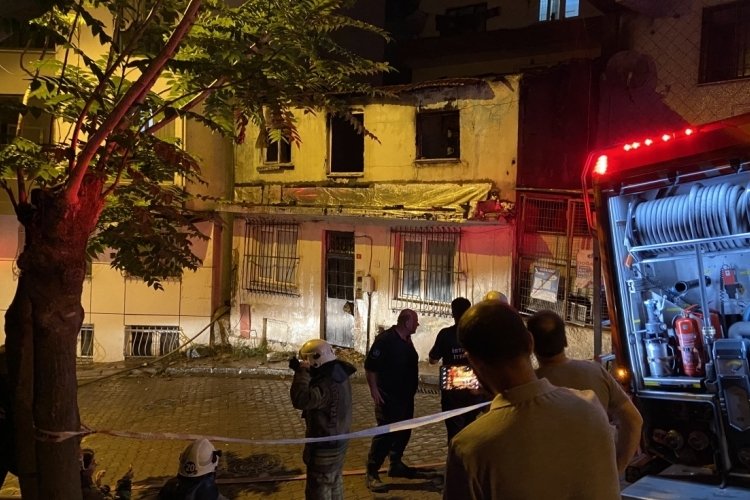 İstanbul 2 katlı metruk bina alev alev yandı