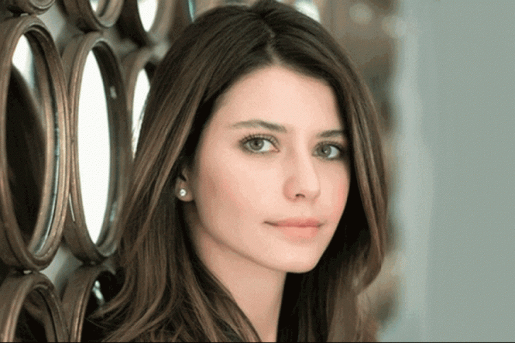 Beren Saat tekerlekli sandalyede