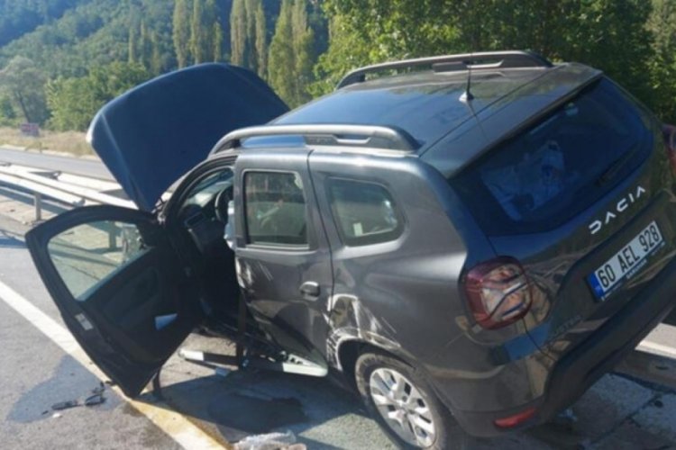 Amasya'da bariyerlere &ccedil;arpan ara&ccedil; asılı kaldı