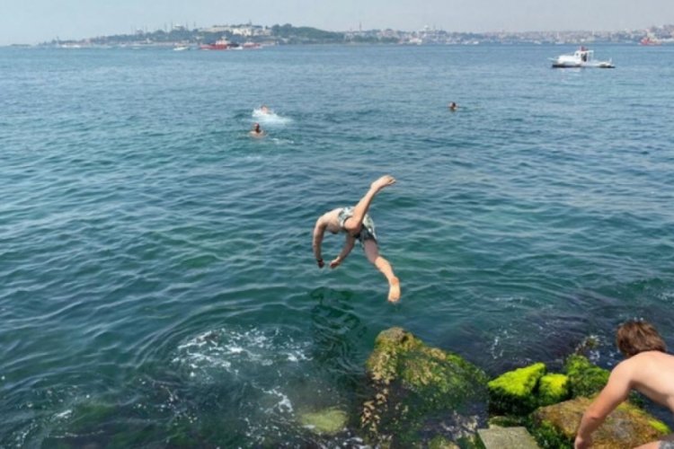 İstanbul'da sıcaktan bunalan vatandaşlar denize girdi
