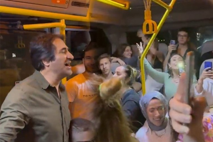 Mahsun Kırmızıg&uuml;l &Ccedil;eşme'de minib&uuml;ste şarkı s&ouml;yledi