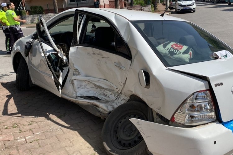 Karab&uuml;k'te trafik kazası: 1'i ağır 3 yaralı