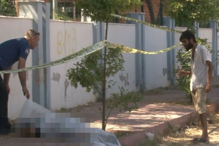 Antalya'da kaldırım &uuml;zerindeki cesedi dondurma yiyerek teşhis etmeye &ccedil;alıştı
