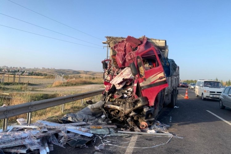 Ankara'da kamyon otob&uuml;se &ccedil;arptı: 12 yaralı