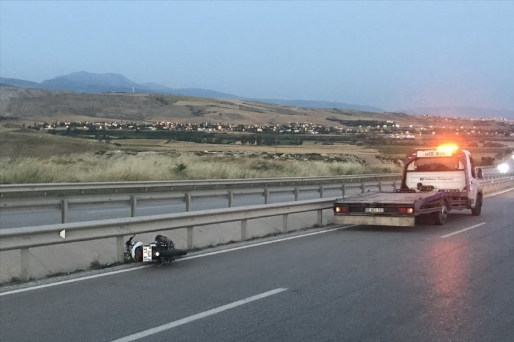 Amasya'da motosiklet devrildi, 1 kişi &ouml;ld&uuml;