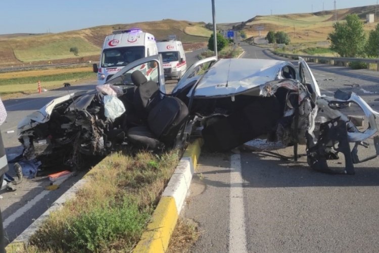 İkiye b&ouml;l&uuml;nen ara&ccedil;ta 2 kişi hayatını kaybetti