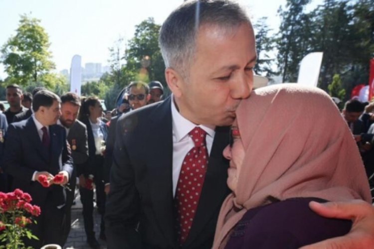 Bakan Yerlikaya'dan şehitliğe ziyaret