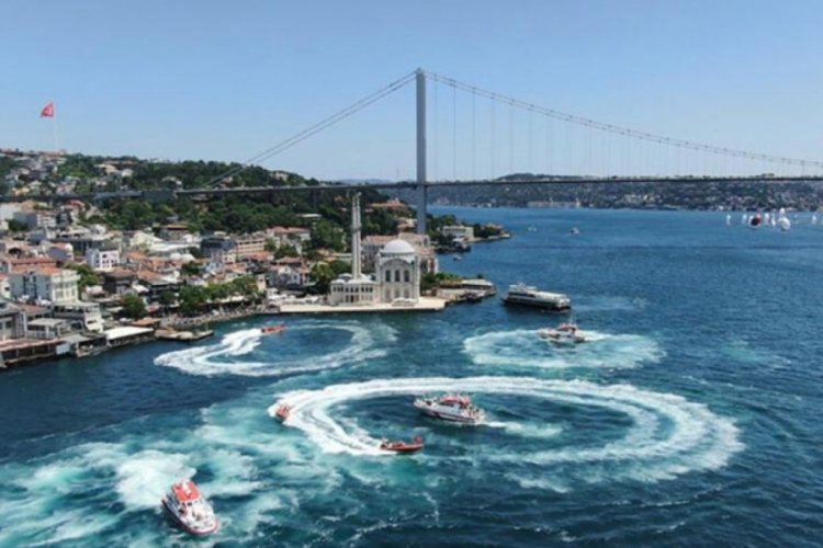Kıyı Emniyetinden Boğaz'da saygı seyri