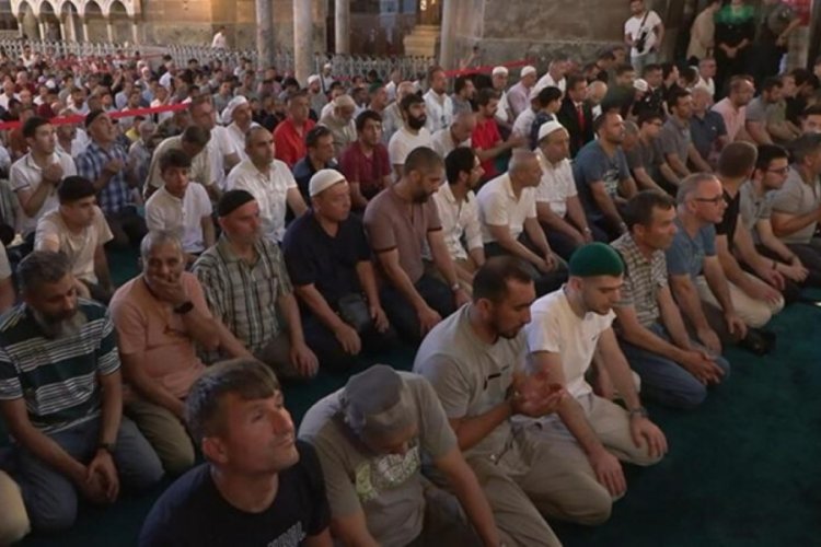 Ayasofya Camii'nde 15 Temmuz şehitleri i&ccedil;in hatim indirildi