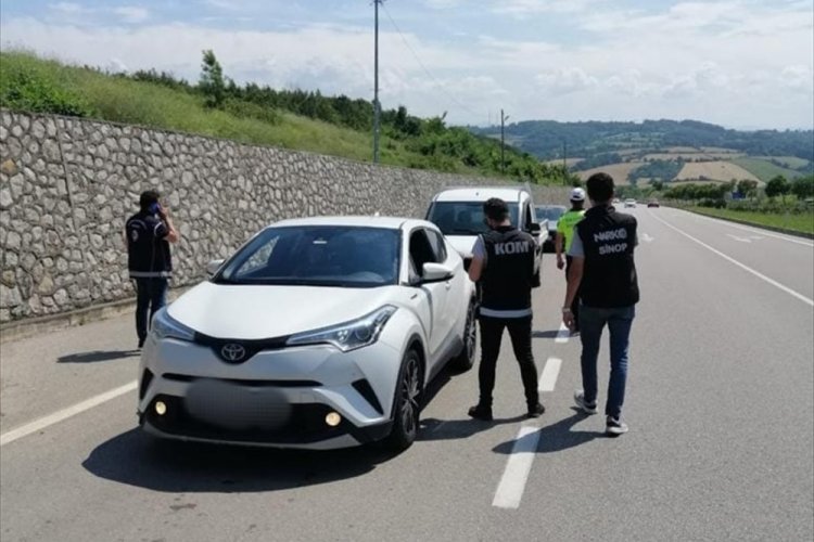 Sinop'ta 7 d&uuml;zensiz g&ouml;&ccedil;men yakalandı