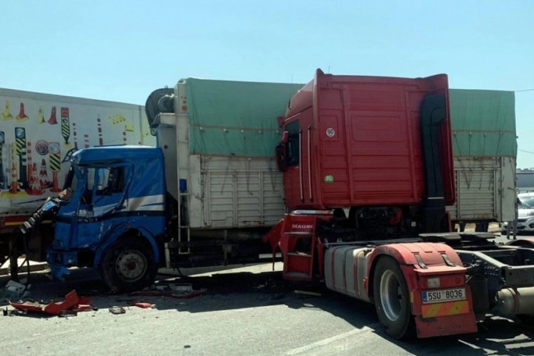Tekirdağ'da TIR ile kamyon &ccedil;arpıştı! 1 yaralı