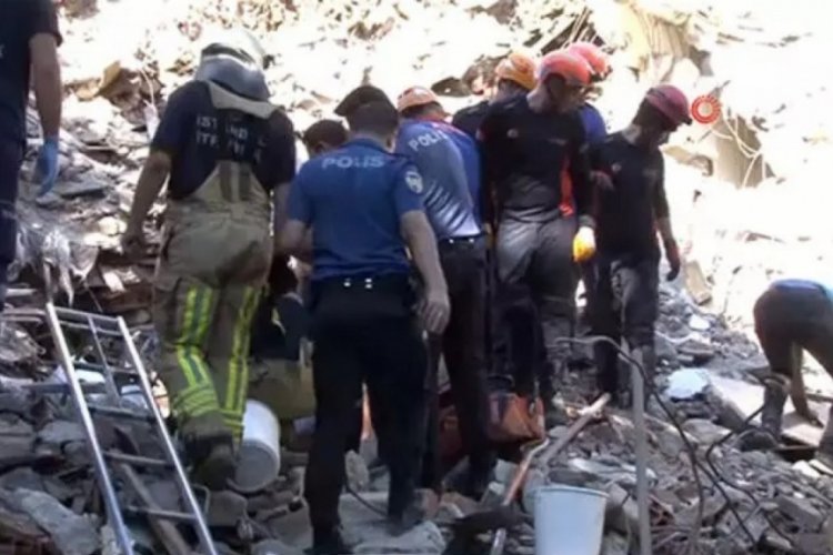 İstanbul'da bina yıkımı sırasında yaşanan g&ouml;&ccedil;&uuml;kte kalan iş&ccedil;i kurtarıldı