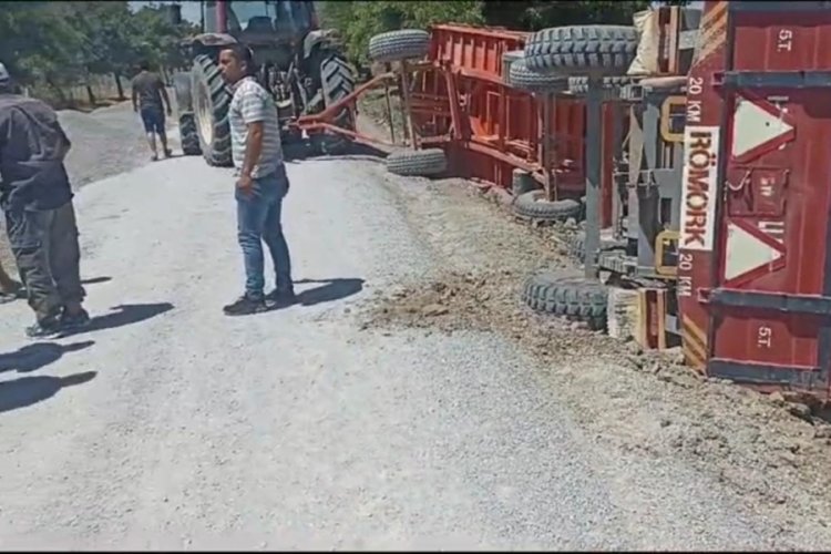 Konya'da trakt&ouml;re bağlı r&ouml;morklar devrildi, 20 ton mercimek yola sa&ccedil;ıldı