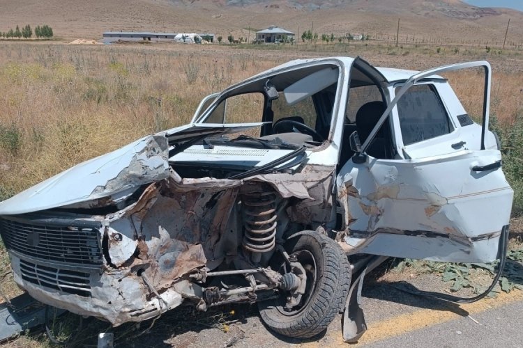 Van 'da tomobiller kafa kafaya &ccedil;arpıştı