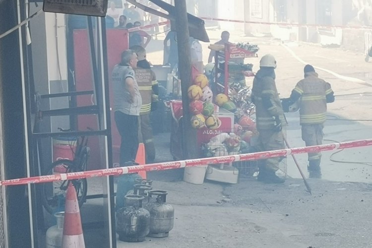 İzmir'de market deposu yandı