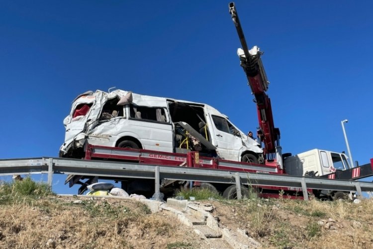Nevşehir'de tarım iş&ccedil;ilerini taşıyan minib&uuml;s devrildi: 24 yaralı