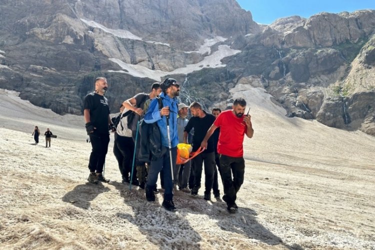 Hakkari'de dağda kaybolan 2 kişiyi arama &ccedil;alışmaları s&uuml;r&uuml;yor