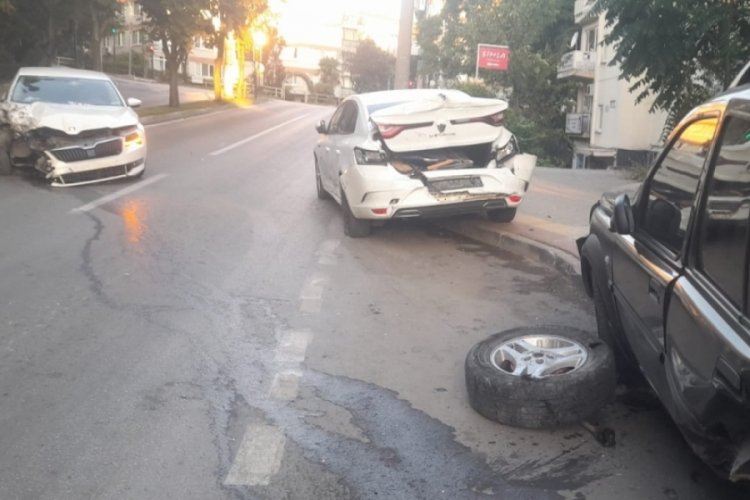 Bursa'da alkoll&uuml; s&uuml;r&uuml;c&uuml; park halindeki ara&ccedil;lara &ccedil;arptı