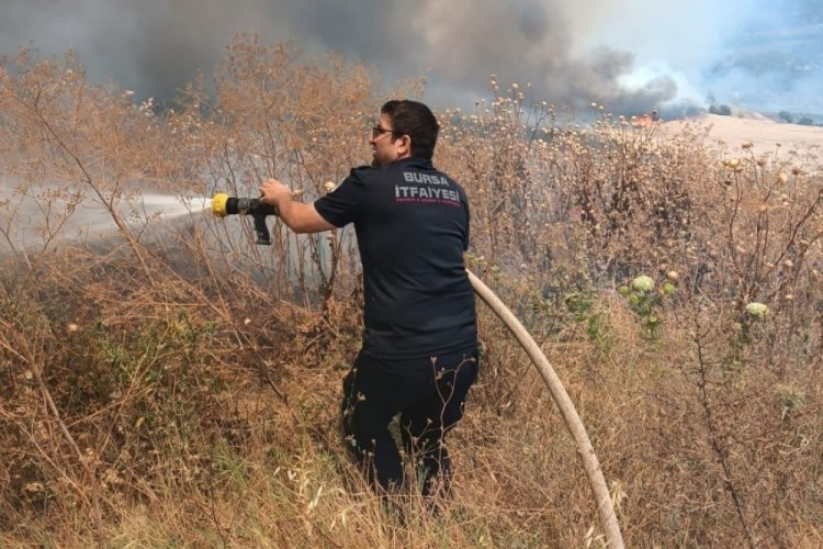 Bursa İtfaiyesi yangın s&ouml;nd&uuml;rme &ccedil;alışmalarına devam ediyor