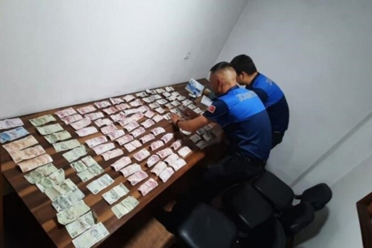 D&uuml;zce'de dilencinin &uuml;zerinde yapılan aramada bin 566 TL &ccedil;ıktı