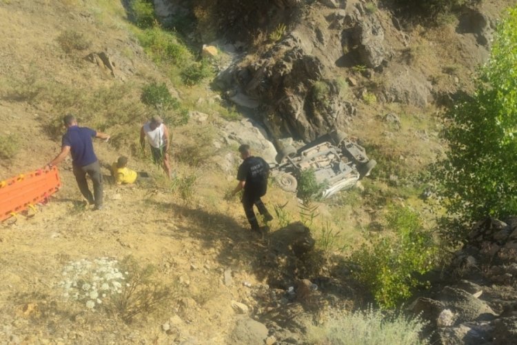 Tunceli'de ara&ccedil; şarampole devrildi