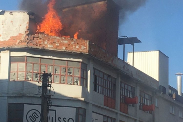 Bursa'da 3 katlı mobilya at&ouml;lyesi alev alev yandı