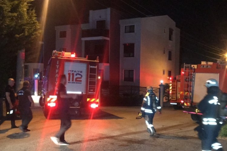 Kocaeli'nde vllanın &ccedil;atısında &ccedil;ıkan yangın korkuttu