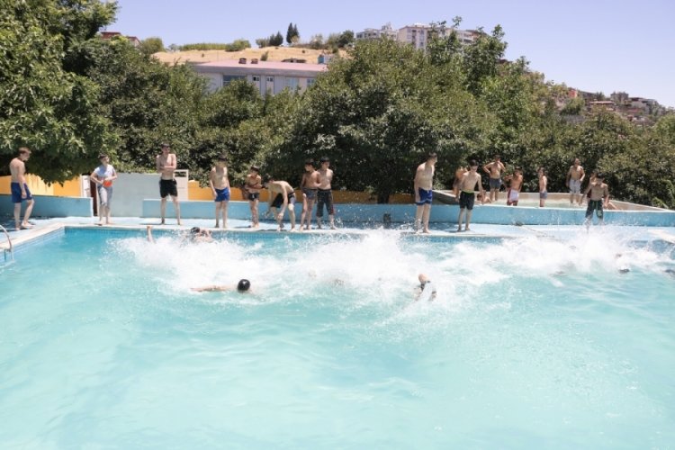 Kahramanmaraş'ta havuza girerek serinliyorlar